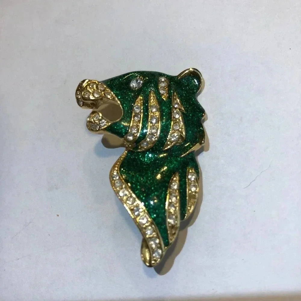 Beautiful Shiny And Sparkling Brooch Sign Down